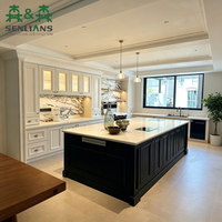 Meubles de cuisine de luxe en MDF/bois massif chêne sur mesure, armoires modernes modulaires avec portes vitrées intégrées, rangement de garde-manger, usage commercial extérieur