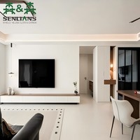 Ensemble mural TV moderne et minimaliste, panneau incurvé ivoire, écran encastré et base de tiroir longue flottante, salon de luxe discret