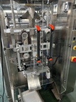 Machine d'emballage verticale automatique VFFS 420 avec peseuse multi-têtes servo pour noix, snacks, chips et granulés, certifiée CE