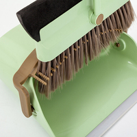 Leasylife Ensemble balai et pelle moderne deux pièces robuste à tête rotative en plastique souple, poils en nylon à dents larges, manche en métal