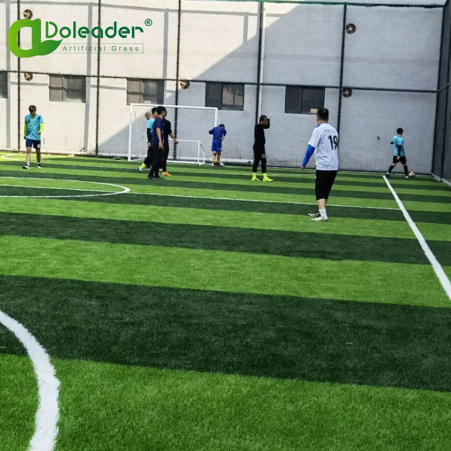 चीन निर्माता Cesped कृत्रिम मैदान फुटबॉल के मैदान के लिए कृत्रिम घास फुटबॉल कृत्रिम घास फुटबॉल मैदान के लिए