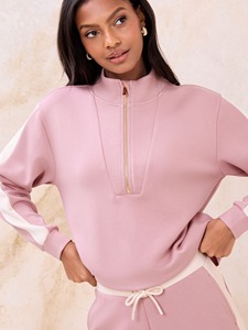 Ensemble de survêtement rose en tissu Air Layer pour femme, durable et confortable, avec haut zippé et short assorti - Product Image 4