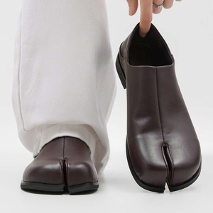 Mocasines planos con puntera separada estilo 'Pig's Foot' y diseño 'Horse Hoof', sin cordones, negros, nueva colección Verano 2026 - Product Image 4