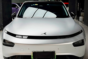 Vinilo para rotulación de vehículos, color plateado metálico, PET de alto brillo, 7.5mil, con tecnología Air Release, autoadhesivo, para cobertura total de carrocería, vinilo automotriz que cambia de color. - Product Image 4