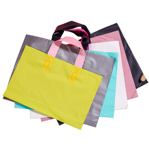 Sac en plastique personnalisé pour vêtements, sac fourre-tout avec logo personnalisé, sac de shopping à poignée, vente en gros, pas cher - Product Image 1