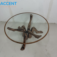 Table basse en fibre de verre avec sculpture de jambe humaine en FRP, finition bronze doré électrolytique, pour centre d'art de luxe et galerie