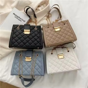 THK0028 Bolsos minimalistas de moda Bolsos de hombro cuadrados Cadenas Lingge Patrón Crossbody Bag para mujer - Product Image 4