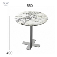 Table d'appoint ronde minimaliste, surface aspect pierre veinée blanche, base croisée pour salon