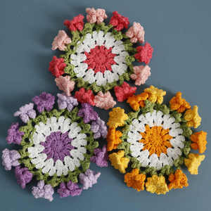 Sous-verres en laine crochetée faits main Luckykoo, transformés en bouquets de roses créatifs pour cadeaux d'anniversaire - Product Image 4
