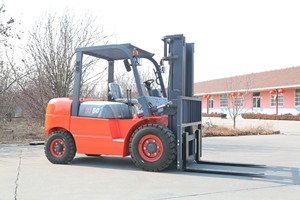 Empilhadeira Diesel/Gás de 3 Toneladas com Pneus Sólidos para Uso Interno, Fabricante Chinês OEM/ODM, com Ferramentas Personalizáveis e Opcionais - Product Image 4