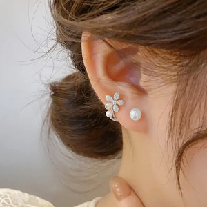 Eleganti Orecchini a Perno con Perle Finte Floreali, Gioielli Minimalisti Morbidi da Donna, Ideali per l'Uso Quotidiano e Come Regalo - Product Image 2