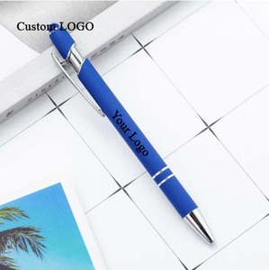 ของชำร่วยงานแต่งงานและของขวัญสำหรับเพื่อนเจ้าสาว: ปากกาลูกลื่นแบบคลิกพร้อมโลโก้ สัมผัสนุ่มและเคลือบแบบสเปรย์ - Product Image 1