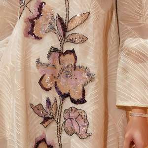 Abaya haut de gamme pour femmes musulmanes avec tissu de haute qualité, design personnalisé et options OEM - Product Image 2