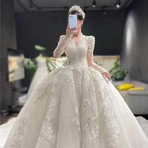 Vestido de Novia Elegante de Talla Grande con Manga Larga, Espalda con Cordones y Pedrería, Estilo Princesa, Largo hasta el Suelo - Product Image 1