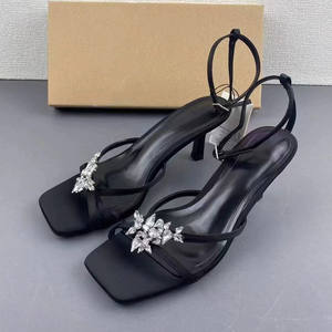 <span class=keywords><strong>Sandalias</strong></span> de Tacón de Aguja con Punta Cuadrada y Correa en el Tobillo para <span class=keywords><strong>Mujer</strong></span>, Adornadas con Adornos Brillantes Plateados y Pedrería - Product Image 4