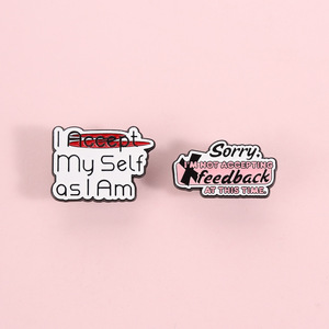 Spilla da bavero in smalto morbido con citazioni ispiratrici e divertenti: Accetta il tuo vero autore di sé, Citazioni all'ingrosso su autoaccettazione e umorismo - Product Image 6