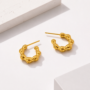 ต่างหูห่วงลายไม้ไผ่ สแตนเลสสตีล ชุบทอง 14K แบบสุญญากาศ ทรงเปิดแบบ C แบ่งส่วน - Product Image 1