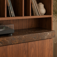 Meuble de rangement pour disques vinyles en noyer sur mesure avec étagères de présentation et comptoir en pierre