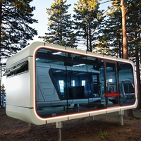 Mini capsule spatiale avec une chambre et une salle de bain, douche, pod modulaire compact pour la vie en station balnéaire ou la location
