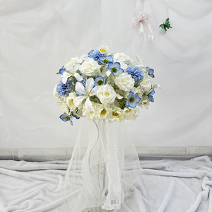Centros de Mesa Personalizados con Bola de Flores Artificiales, Margaritas Azules y Rosas Blancas, Decoración Floral para Bodas - Product Image 3