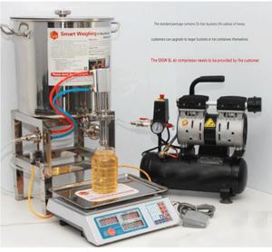 Machine de remplissage de liquides à grand débit pour l'huile d'olive, les parfums et les huiles comestibles avec système de contrôle de pesage - Product Image 2