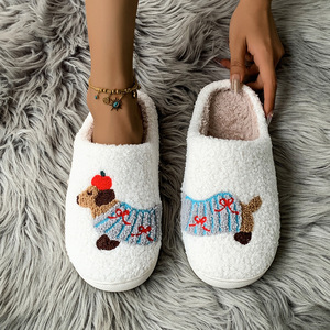 Un par de hombres y mujeres usan bonitas pantuflas antideslizantes y cálidas de animales de dibujos animados en casa - Product Image 5