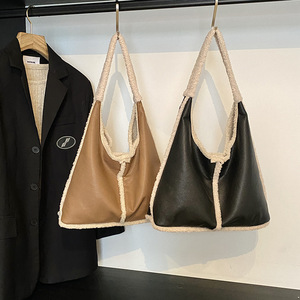 2024 nuova borsa Tote in finto <span class=keywords><strong>Shearling</strong></span> di nicchia retrò carina da <span class=keywords><strong>donna</strong></span> con chiusura a cerniera con cerniera estiva fodera in pelliccia alla moda integrata - Product Image 1