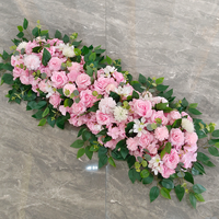 Décoration de mariage, arrangement floral, rangée de fleurs, événement, exposition, chemin de table, scène en T, fleurs de bord de route, fleurs suspendues
