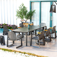Set Meja dan Kursi Taman Furnitur Luar Ruangan Desain Singa Modern dari Aluminium dan Kayu Jati dengan Bantal Busa High-Density Ramah Lingkungan