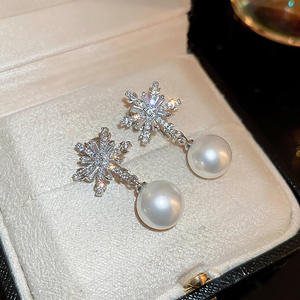 Orecchini pendenti a fiocco di neve in oro bianco E2477 con perla coltivata rotonda AAA per matrimonio, stile classico da donna - Product Image 4