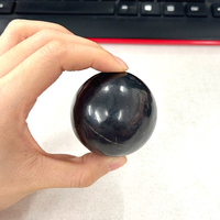 Sphère de Shungite Naturelle 50mm Protection Contre les Rayonnements EMF Source de Fullerène Usine OEM Ornement Décoratif Personnalisé