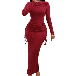 เดรสยาวผู้หญิงสไตล์ลำลองเซ็กซี่แบบเรียบง่ายสำหรับฤดูใบไม้ร่วง คุณภาพสูง รับผลิตตามสั่งขายส่ง OEM แบบไหล่เฉียง แขนยาว ทรงพันรอบตัว - Product Image 3