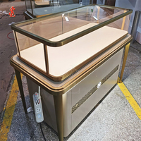 Luxuriöses Rundes Schmuck-Präsentationsinsel-Set Gebogene Glasvitrine mit LED-Beleuchtung Gebürstetes Gold Boutique-Einzelhandelsmöbel