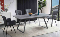 Table à manger extensible moderne avec plateau en marbre durable et pieds en acier inoxydable à hauteur réglable pour une salle de bain au style luxe léger