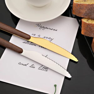 Juego de Cubiertos Antiguos Dorados de Acero Inoxidable con Textura de Madera y Mango de Plástico, Cuchara y Tenedor Planos - Product Image 3