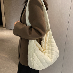 Autumn/Winter 2025 New Arrival Women's Shoulder Bag Cloud Style Casual Distinctive Large Capacity <b>Padded</b> Crossbody Bag - Product Image 4
