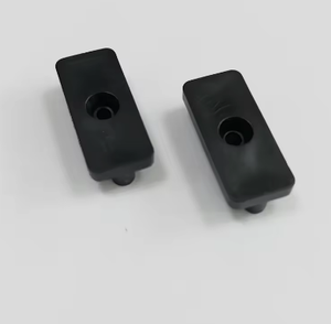 Fixations à clipser spéciales pour panneaux muraux et revêtements de sol en plastique pour panneaux WPC (Wood-Based Composite Panel) et revêtements de sol extérieurs - Product Image 1