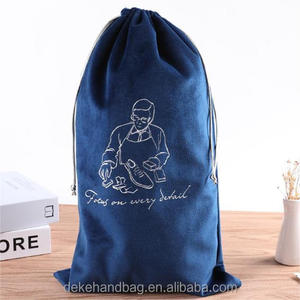 Fabrication de sacs cadeaux en velours avec cordon de serrage, personnalisés avec logo imprimé, pour le rangement des chaussures en cuir - Product Image 3