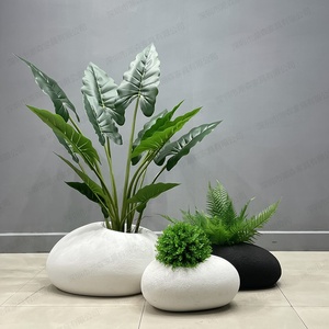 Maceta Simple, Minimalista y Moderna de Fibra de Vidrio y Óxido de Magnesio con Accesorios de Alocasia de Terciopelo Verde Realista - Product Image 4