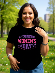 T-shirt per la Giornata Internazionale della Donna, da donna, a maniche corte, girocollo, vestibilità regolare, casual, con stampa di lettere, in tessuto jersey - Product Image 2