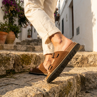 Sandales plates pour homme en daim premium, à deux boucles, confortables, souples, à bout ouvert, avec semelle contournée et semelle empilée, pour l'extérieur et le style de vie.