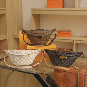 Sac à bandoulière à motif géométrique en matériau PU de haute qualité. La doublure intérieure est en polyester. Il convient à un usage quotidien.04 - Product Image 1