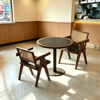 Table de café BST en noyer foncé avec plateau noir et chaises en cuir à dossier en rotin pour café