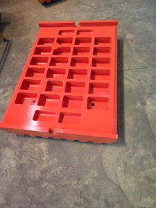 Hàm thép mangan cao + Tấm má đặt bộ phận ứng dụng máy nghiền đá giả mạo cho điều kiện khai thác quặng - Product Image 2