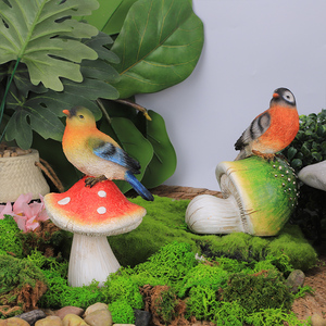 Figurine élégante en résine Redeco, <span class=keywords><strong>oiseau</strong></span> de la forêt sur champignon, design de micro-paysage, détails peints à la main pour la décoration de jardin - Product Image 6