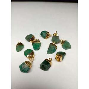 Colgante Pequeño de Esmeralda Natural Preciosa en Bruto, Conector de Piedra de Nacimiento, Dijes de Oro Vermeil Verde de Alta Calidad, Mes de Mayo - Product Image 4