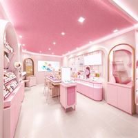 Kiosque pop-up rose pastel pour la beauté, stand de cosmétiques avec éclairage LED complet, présentoirs arqués, comptoirs modulaires, design imperméable
