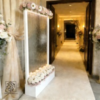Fontaine Cascade Sur Pied Personnalisée pour Décoration de Mariage avec Écrans en Verre et Éclairage LED