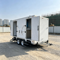 Remorque WC mobile de luxe à double essieu, panneaux blancs, pour plages, parcs, événements publics et mariages en bord de mer