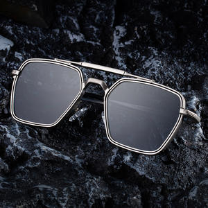 Gafas de Sol Poligonales para Hombre KSL-98389, Marco de Aleación de Zinc, Protección UV400, Uso en Exteriores, Lentes de PC de Color Negro - Product Image 1